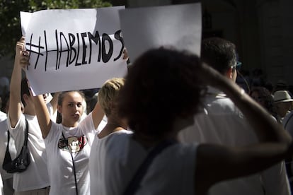 Concentración ciudadana en Sevilla en favor del diálogo y la concordia con respecto al problema en Cataluña.