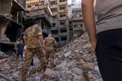 Soldados libanes caminan sobre los escombros de un edificio destruido tras un ataque israelí, el viernes en Beirut.