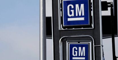 Logo de General Motors en un concesionario