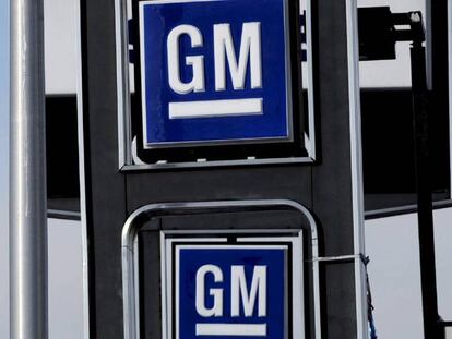 Logo de General Motors en un concesionario