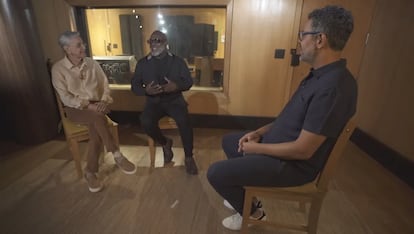 Caetano Veloso y Kleber Lucas en el estudio durante la grabación.