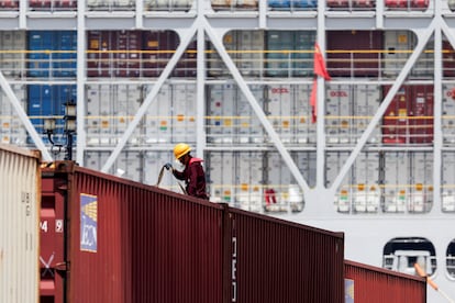 Un trabajador de un buque portacontenedores atracado en el puerto de Yangshan (China), el pasado 17 de junio.