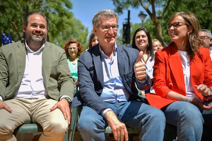 Desde la izquierda, el presidente del PP de Castilla-La Mancha, Paco Núñez; el presidente del PP, Alberto Núñez Feijóo, y la vicesecretaria de Organización Territorial del PP, Carmen Fúnez, este sábado en Tomelloso (Ciudad Real).