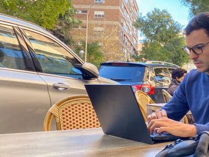 Una persona trabaja con su ordenador en una terraza en Madrid.