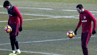 Gaitán (i) y Juanfran en el entrenamiento de este viernes.