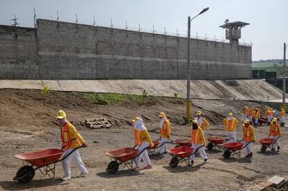 Interior del penal para mujeres de Izalco. Las presas ayudan en la finalización de las obras de la cárcel. Imagen tomada el pasado mayo. ©