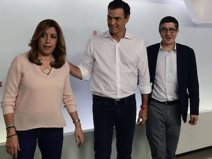 Pedro Sánchez (center) with Susana Díaz and Patxi López after winning the primaries on Sunday.