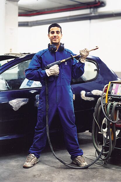 Javier Requejo. 20 años. Está terminando su ciclo formativo de grado medio en el módulo de carrocería del automóvil con unas prácticas en un taller.