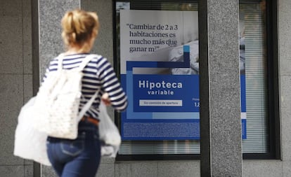 Una mujer observa un anuncio de hipotecas en Madrid.