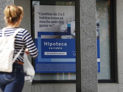 Una mujer observa un anuncio de hipotecas en Madrid.