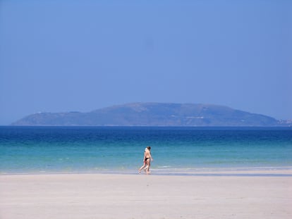 Carnota (A Coruña). Esta playa de la Costa da Morte, en un estado de conserva­ción ejemplar, se extiende más de siete kilómetros, por lo que está considerada como la más larga de la costa galle­ga. Con bajamar puede tener hasta 500 metros de anchura, mo­mento en el que también se forman coquetas pozas que se pueden usar a modo de ‘jacuzzi’ natural. Sus dunas y marismas son cobijo de aves migratorias, información muy valiosa para aquellos que, además de disfru­tar de una jornada de absoluta serenidad, quieran dar alimento a su vocación ornitológica. Con sus blancas arenas, se ha convertido en una de las imágenes favoritas en redes sociales y figura en los listados de las mejores playas del mundo. A sus aguas cristalinas y sus arenas finas, se añaden las idílicas vistas a Finisterre. Carnota guarda, además, una sorpresa: A Boca do Río, el espectacular arenal que forma el río Vadebois al desembocar en el mar.