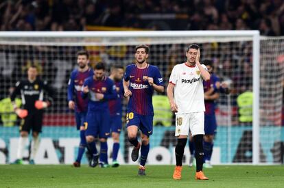 El jugador del Sevilla Sergio Escudero se lamenta después del quinto gol del Barcelona.