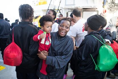 Migrantes muestran su alegría tras la llegada al puerto de Valencia.