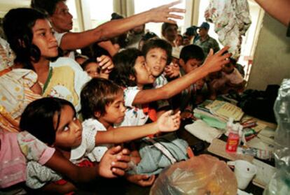 Niños nicaragüenses, en un centro de refugiados para las víctimas del paso del huracán <i>Mitch,</i> en 1998.