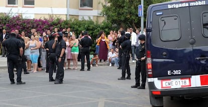 Vecinos del barrio de Can Espinós de Gavà observan el despliegue policial.