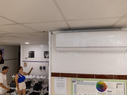 Una alumna y su profesor del Instituto Juan Sebastián El Cano en Sanlúcar de Barrameda (Cádiz) mostraban la semana pasada un aparato de aire acondicionado incautado al narco y cedido al centro.