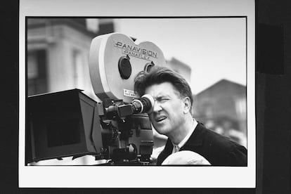 David Lynch mira a través de una cámara de cine Panavision Panaflex en el rodaje de 'Wild at Heart' (1990).