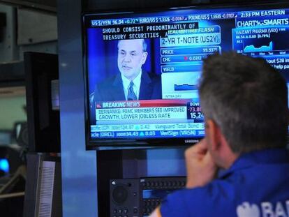 Un operador de Bolsa mira una pantalla en Wall Street.