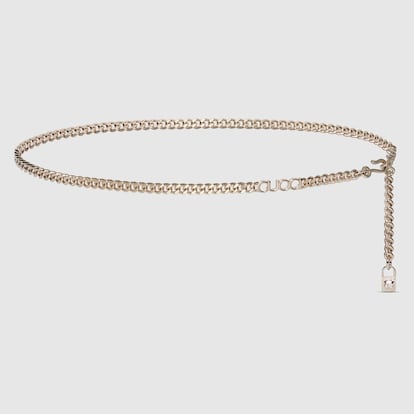 Gucci recupera el espíritu de los noventa en clave actual con este cinturón de cadena bañado en dorado claro. Parte de la colección Crucero 2025, la pieza se distingue por su silueta atrevida y minimalista, rematada con la inscripción Gucci como guiño directo a los archivos de la firma. (890 €)