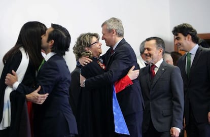 Las autoridades se felicitan en la inauguración del auditorio