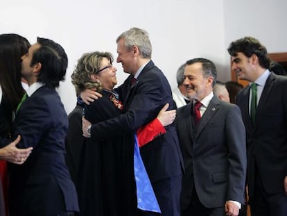 Las autoridades se felicitan en la inauguración del auditorio