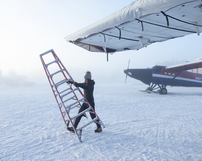 La piloto de glaciares Leighan Falley lleva una escalera en medio de la bruma para poner una cobertura a las alas de su Turbine Otter. "Creo que el aviador moderno de hoy tiene muy poco que ver con los pilotos que volaron y estrellaron un montón de aviones en los años 60, 70 e incluso 80", dice. "Somos más conscientes del riesgo, tenemos mejor equipo y mejor información. Podemos caminar cerca del límite sin pasarlo".