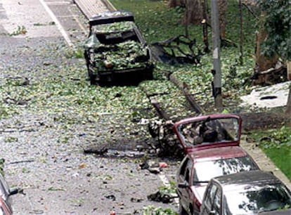 Estado en el que quedó ayer la calle de Vargas de Santander tras la explosión del coche bomba de ETA.