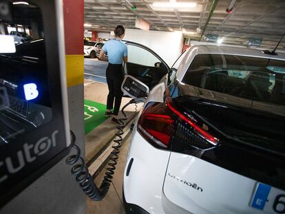 Un coche eléctrico de alquiler en el aparcamiento del aeropuerto de Palma de Mallorca, el pasado jueves.