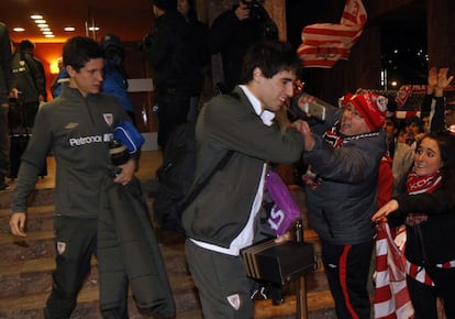 Javi Martnez saluda a varios aficionados a su llegada a San Mams.