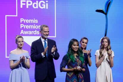 La escritora vietnamita Trang Nguyen recibe el premio Internacional Fundación Princesa de Girona de manos de los reyes Felipe y Letizia y de sus hijas, la princesa Leonor y la infanta Sofía.
