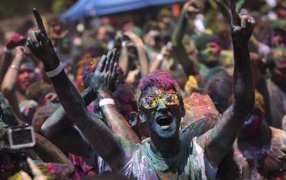 Celebración del Holi, festival hindú de los colores que anuncia la llegada de la primavera, en Kuala Lumpur. En la imagen un turista participa en el evento en el que se lanza polvo y agua coloreada.