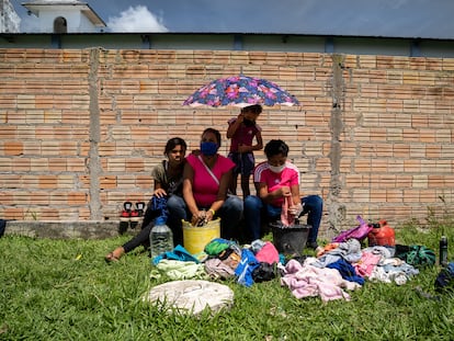 Vanesa y Daiviane, migrantes venezolanos en Paracaima, esperan encontrar trabajo y alojamiento en esta ciudad brasileña, y dar mejores perspectivas de futuro a sus hijos.