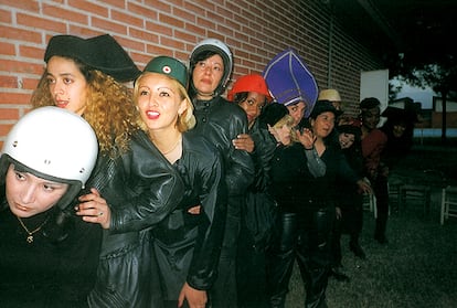 El grupo de actrices en una foto tomada en la década pasada justo antes de salir a escena.