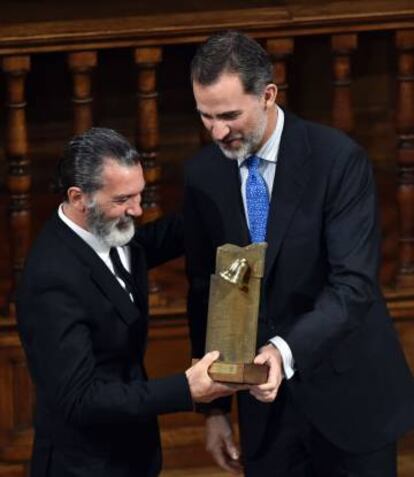 Antonio Banderas recibe el premio Camino Real demanos de Felipe VI.