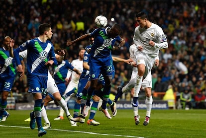 Ronaldo marca su segundo gol en el partido de vuelta de cuartos de final de la Champions League frente al VfL Wolfsburg en el Bernabéu, el 12 de abril de 2016.