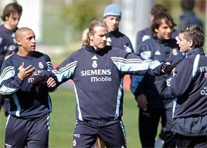 Beckham separa a Roberto Carlos y Portillo tras un pique en el entrenamiento de ayer.