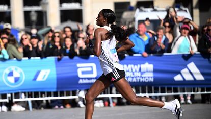 Tigist Assefa durante el maratón de Berlín el pasado domingo.