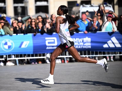 Tigist Assefa durante el maratón de Berlín el pasado domingo.