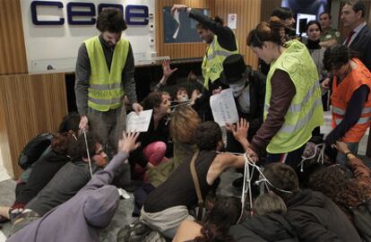 Acción sorpresa en la sede de la CEOE en Madrid de un grupo del 15-M.