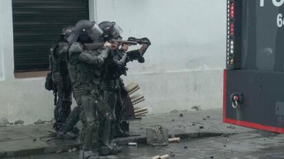 La policía colombiana utiliza el lanzador de proyectiles múltiples Venom en las calles de Popayán.