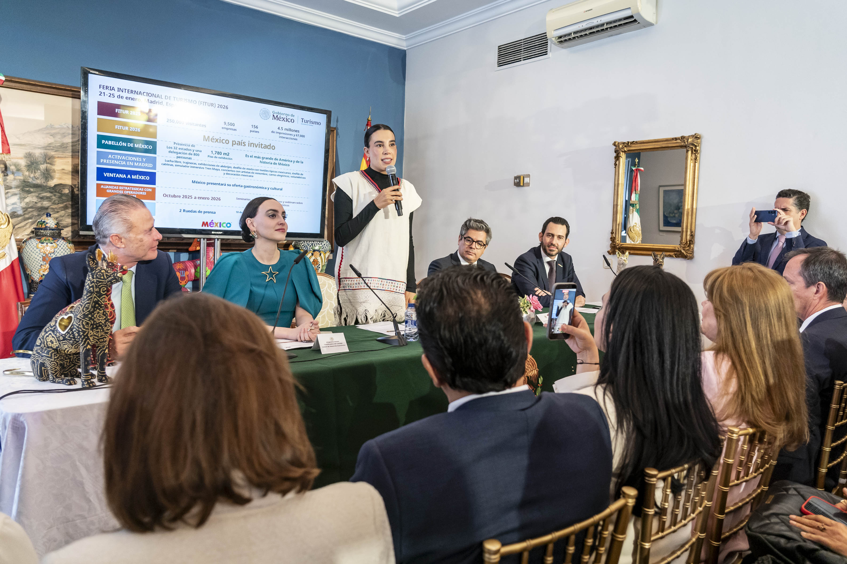 Quirino Ordaz, embajador de México en España, Altagracia Gómez, coordinadora del Consejo Asesor de Desarrollo Económico, Josefina Rodríguez Zamora, secretaria de Turismo, Daniel Martínez, vicepresidente ejecutivo de Ifema Madrid y Bernardo Cueto Riestra, 