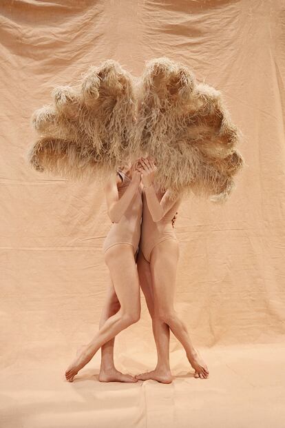 Lucie Barthélémy y Cristina Casa, bailarinas solista y principal, respectivamente, de la Compañía Nacional de Danza, llevan body de Wolford. Abanico de plumas de avestruz de Gucci.