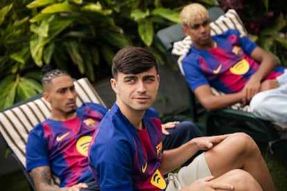 Raphina, Pedri y Lamine Yamal, con la nueva camiseta del FC Barcelona para la temporada 2025-2026.