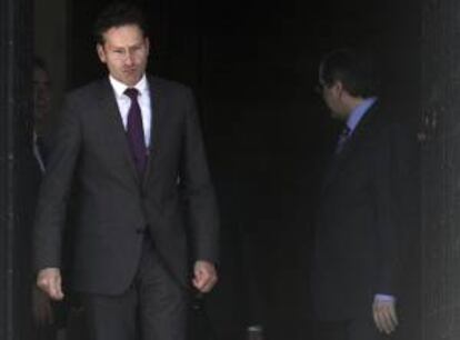 El presidente del Eurogrupo y Ministro de Finanzas holandés, Jeroen Dijsselbloem (i), abandona la mansión Maximon después de un encuentro con el primer ministro griego, Antonis Samarás (d), en Atenas (Grecia), hoy, viernes 31 de mayo de 2013.