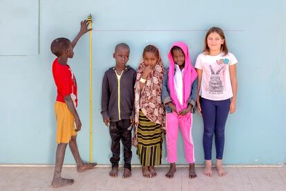 Todos los niños en esta foto tienen nueve años, pero los tres del medio están muy por debajo de la altura promedio para su edad debido al retraso en el crecimiento.