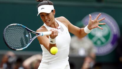 Garbiñe Muguruza devuelve la pelota durante la final de Wimbledon.