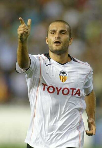 Baraja celebra un gol con el Valencia.