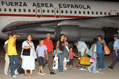 Llegada del segundo grupo de españoles a la base de Torrejón de Ardoz