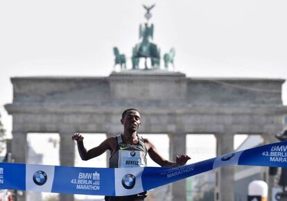 Kenenisa Bekele cruza la meta del maratón de Berlín, el año pasado.
