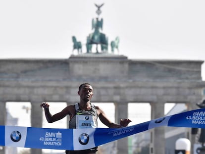 Kenenisa Bekele cruza la meta del maratón de Berlín, el año pasado.